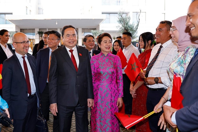 Vietnamese Ambassador to Morocco Le Kim Quy, staff of the Vietnamese Embassy and Vietnamese people in Morocco welcome National Assembly Chairman Tran Thanh Man and his wife. (Photo: VNA) chairman-man-morocco-1.jpg