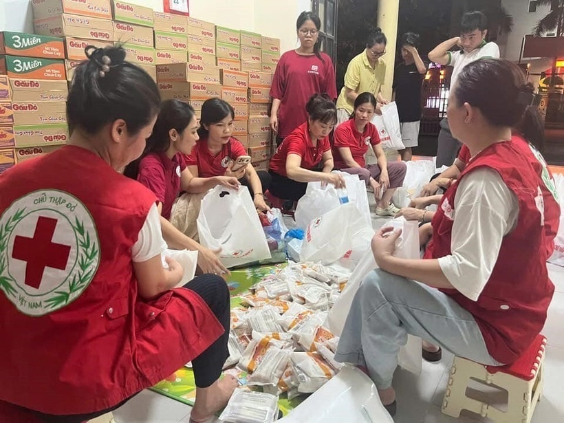 The Vietnam Red Cross Society's staff prepare essential goods to support households affected by flooding following Storm Wipha. (Photo: VNA)