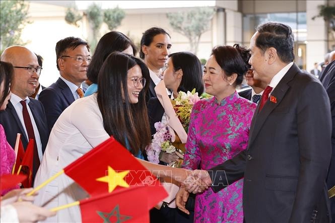 Cán bộ, nhân viên Đại sứ quán Việt Nam tại Maroc cùng bà con người Việt Nam đón Chủ tịch Quốc hội Trần Thanh Mẫn và Phu nhân. Ảnh: Doãn Tấn – TTXVN
