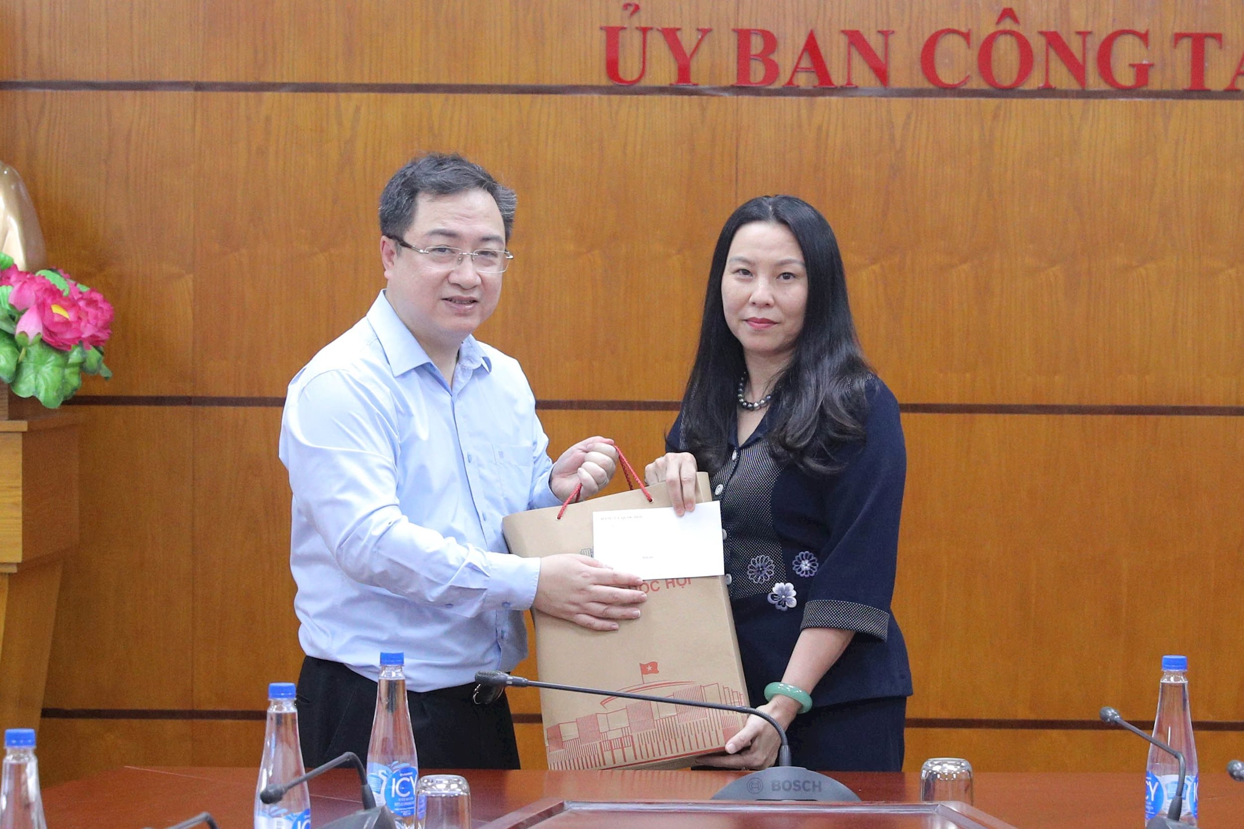 Phó Bí thư Đảng ủy Đặng Xuân Phương tặng quà cho gia đình Phó Vụ trưởng Vụ Công tác đại biểu Dương Thị Tình Thương