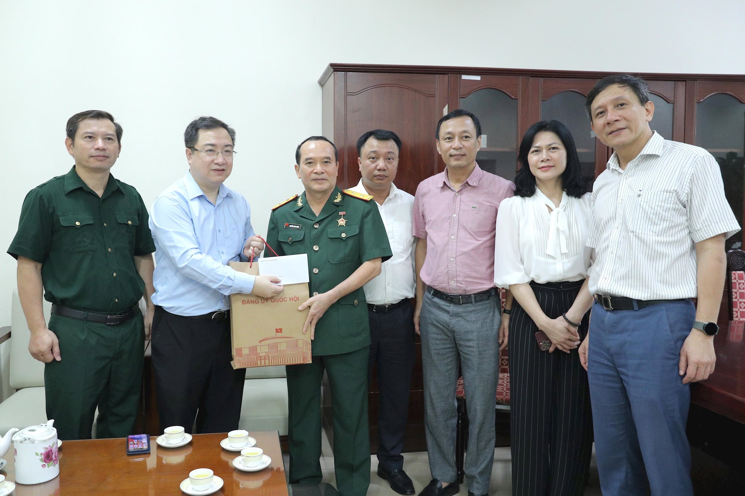 Phó Bí thư Đảng ủy Đặng Xuân Phương tặng quà cho Hội Cựu Chiến binh cơ quan Văn phòng Quốc hội