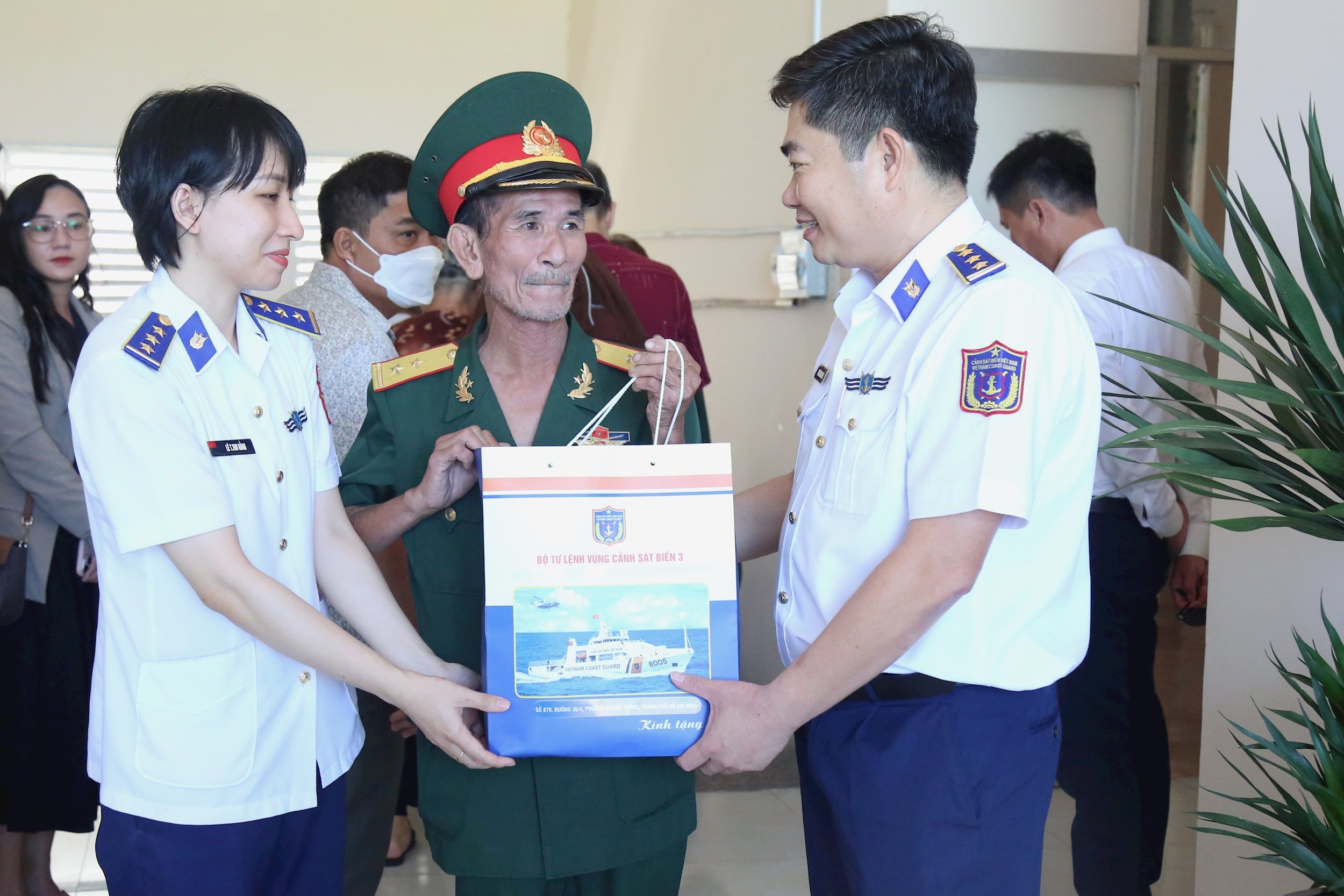 Tặng quà gia đình ông Đặng Văn Lễ, Thương Binh