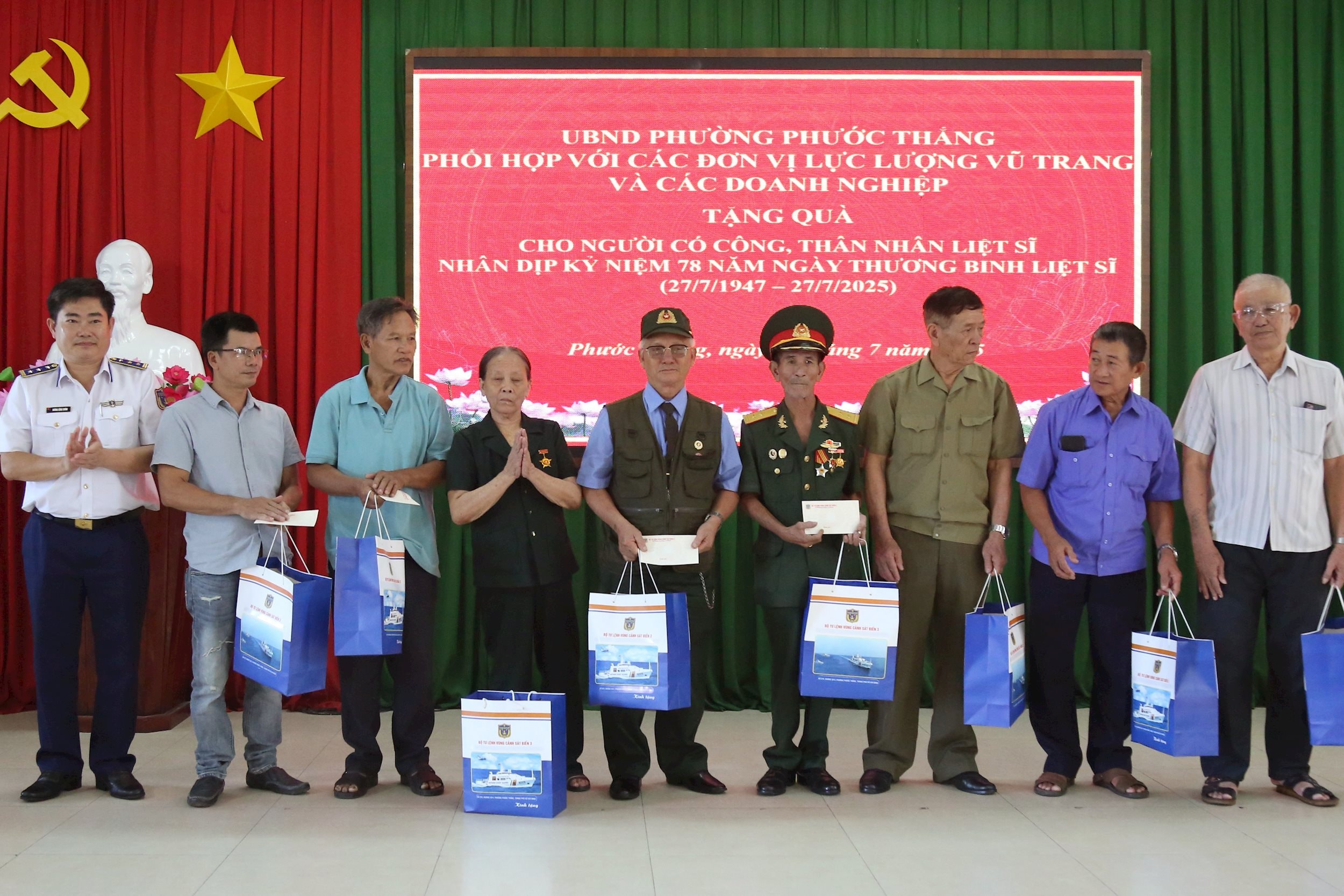Thăm tặng quà các gia đình liệt sỹ, thương bệnh binh trên địa bàn phường Phước Thắng, TP. Hồ Chí Minh