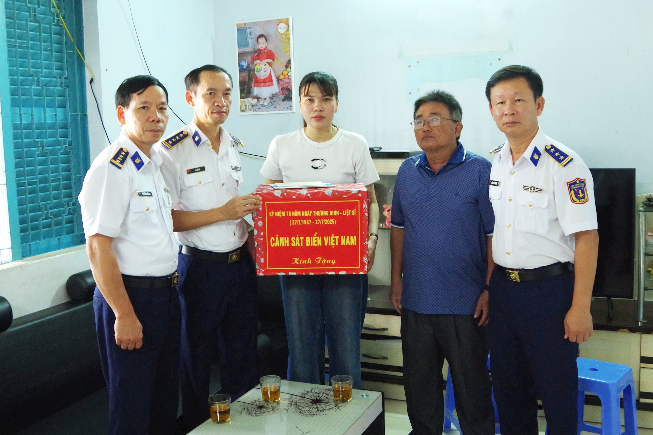 Thăm tặng quà gia đình liệt sỹ Đỗ Tùng Linh