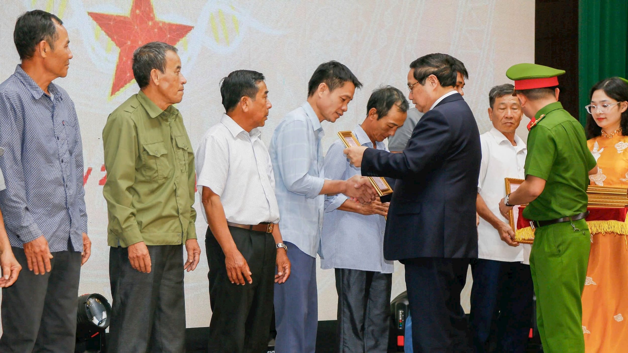 Thủ tướng Chính phủ Phạm Minh Chính trao thông báo kết quả giám định ADN hài cốt liệt sĩ cho đại diện gia đình liệt sĩ.