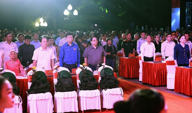 Prime Minister Pham Minh Chinh and delegates at the ceremony (Photo: VNA) vna-potal-thu-tuong-du-le-thap-nen-tri-an-cac-anh-hung-liet-si-tai-nghia-trang-liet-si-quoc-gia-truong-son-8173802.jpg
