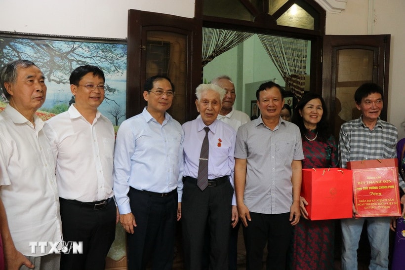 Phó Thủ tướng Bùi Thanh Sơn chụp ảnh cùng gia đình ông Nguyễn Văn Tiên (sinh năm 1926, trú phường Thuận Hoá), nguyên Trưởng phòng Kế toán Ngân hàng Thừa Thiên, Chánh thanh tra Ngân hàng Bình Trị Thiên. (Ảnh: Văn Dũng/TTXVN)