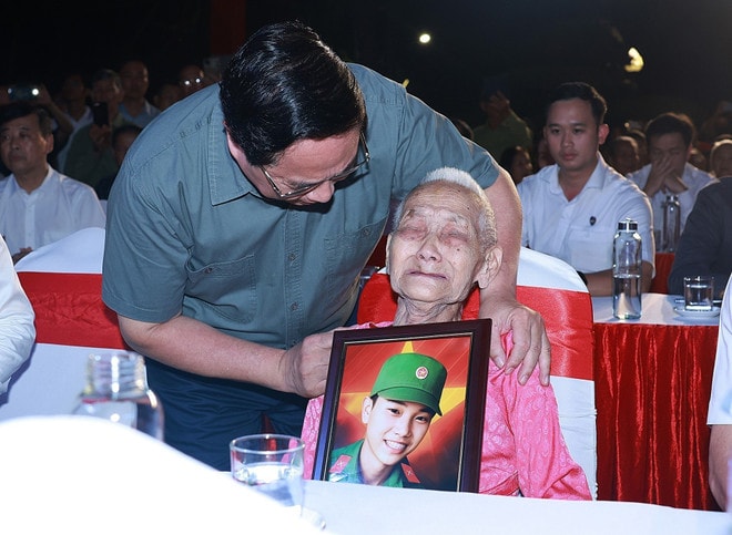 Prime Minister Pham Minh Chinh presents a AI-restored portrait of a martyr to a Vietnamese Heroic Mother (Photo: VNA) vna-potal-thu-tuong-du-le-thap-nen-tri-an-cac-anh-hung-liet-si-tai-nghia-trang-liet-si-quoc-gia-truong-son-8173798.jpg