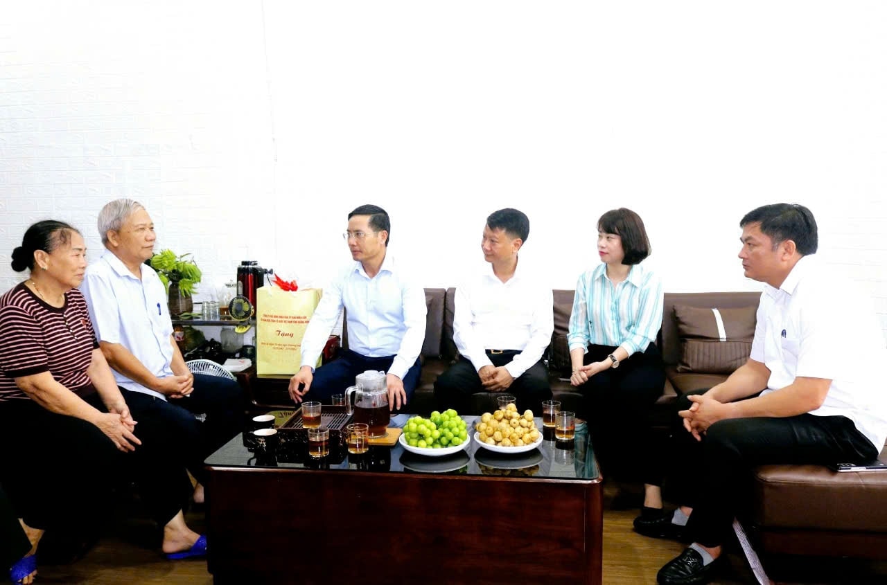 Chủ tịch UBND tỉnh Phạm Đức Ấn thăm và tặng quà thương binh Vy Trí Thức (phường Móng Cái 1). Ảnh Thu Hằng.