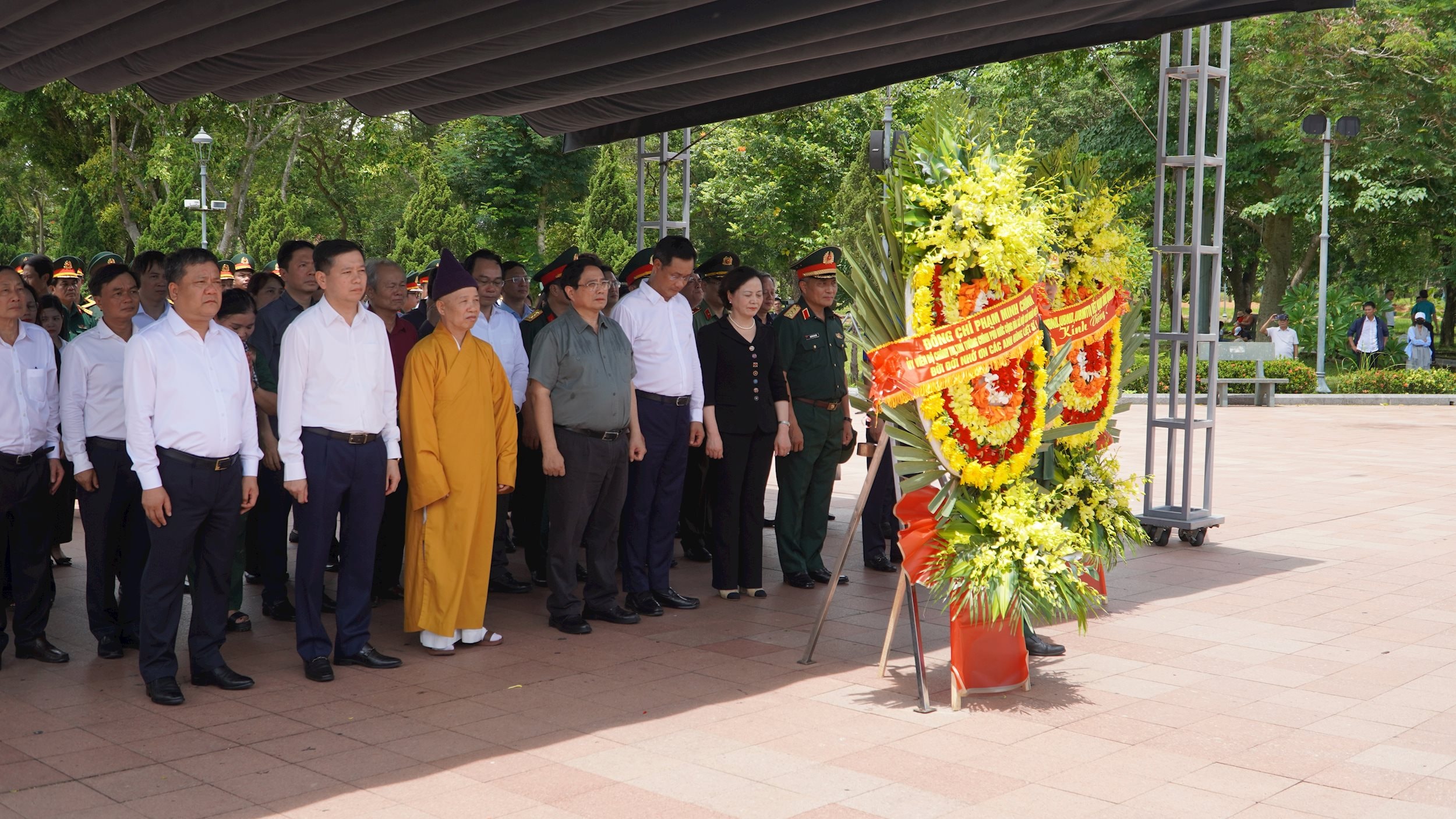 Thủ Tướng Chính phủ Phạm Minh Chính cùng đoàn công tác dâng hoa, hương tại Nghĩa trang liệt sĩ Quốc gia Đường 9
