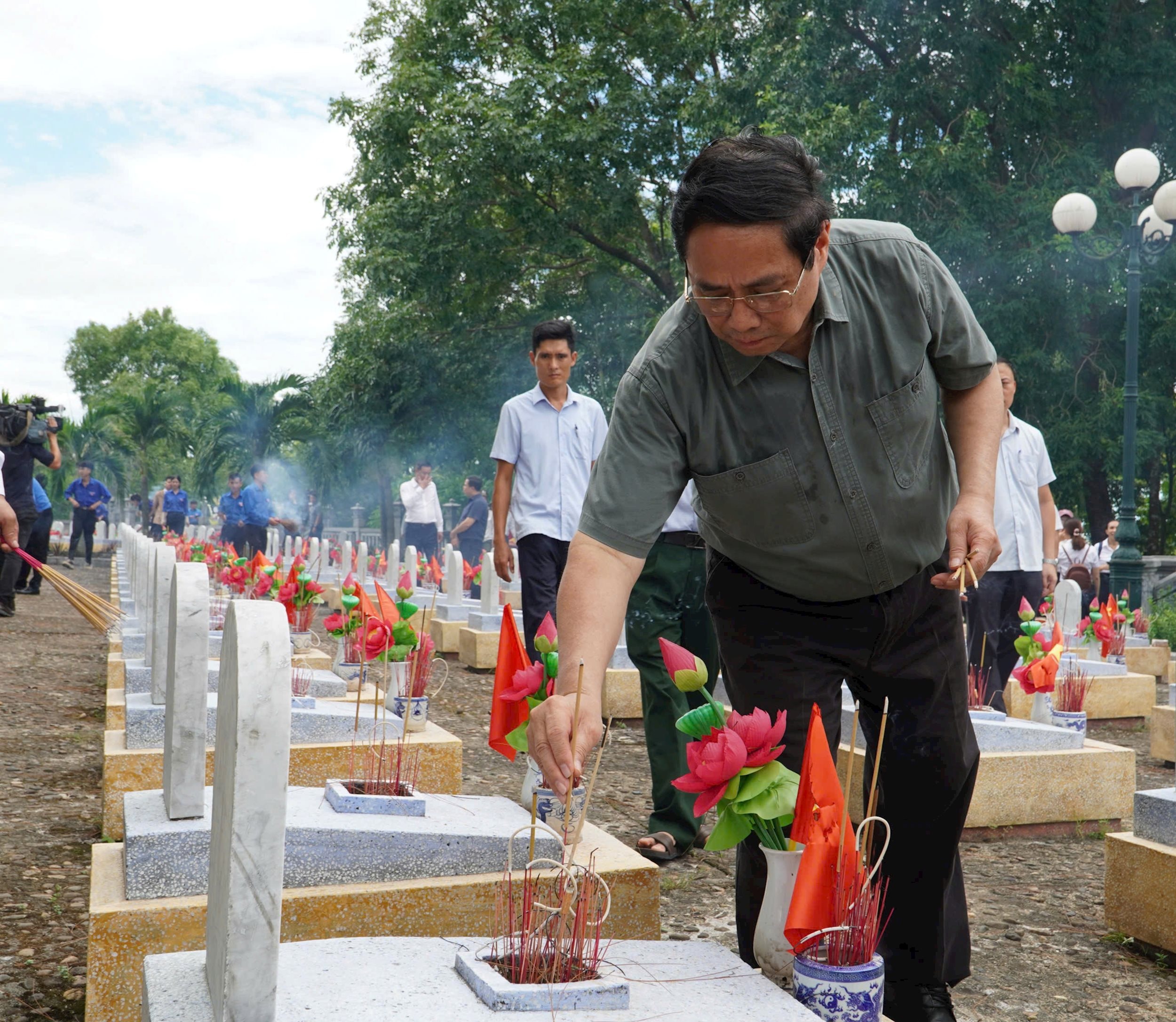 Thủ tướng Chính phủ Phạm Minh Chính, thắm hương tại các phần mộ liệt sĩ, tri ân và tưởng nhớ công lao to lớn các Anh hùng liệt sĩ tại Nghĩa trang liệt sĩ Quốc gia Đường 9