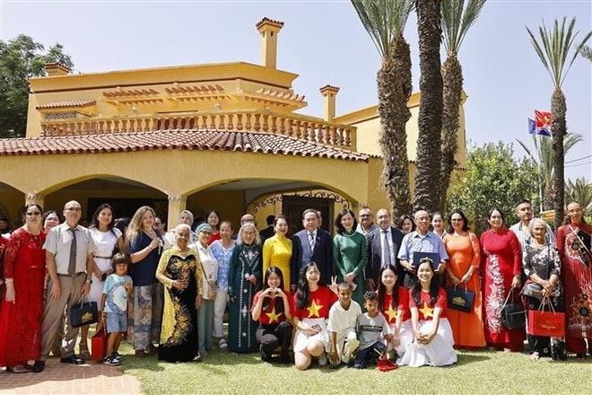 vna-potal-chu-tich-quoc-hoi-va-phu-nhan-gap-go-cong-dong-nguoi-viet-nam-tai-maroc-8173861.jpg