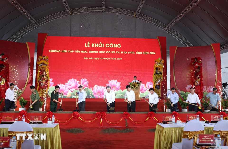 Tổng Bí thư Tô Lâm và các đại biểu thực hiện nghi thức khởi công Trường liên cấp Tiểu học, Trung học cơ sở xã Si Pa Phìn, tỉnh Điện Biên. (Ảnh: Thống Nhất/TTXVN)