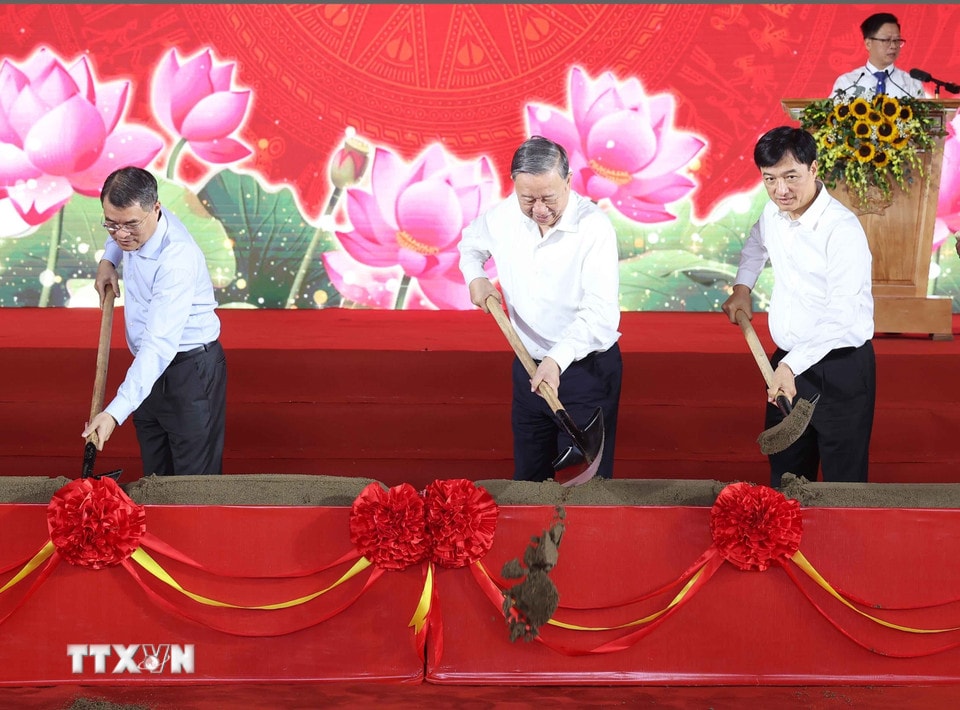 Tổng Bí thư Tô Lâm và các đại biểu thực hiện nghi thức khởi công Trường liên cấp Tiểu học, Trung học cơ sở xã Si Pa Phìn, tỉnh Điện Biên. Ảnh: Thống Nhất – TTXVN