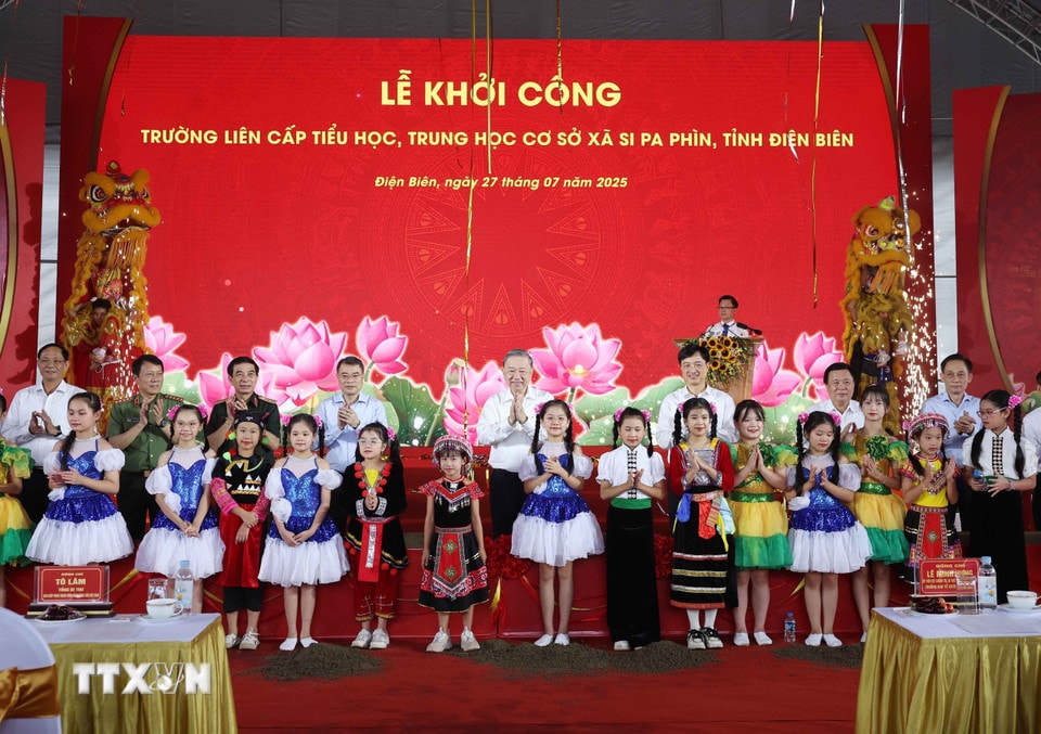 Tổng Bí thư Tô Lâm với các thiếu nhi tại Lễ khởi công Trường liên cấp Tiểu học, Trung học cơ sở xã Si Pa Phìn, tỉnh Điện Biên. (Ảnh: Thống Nhất/TTXVN)