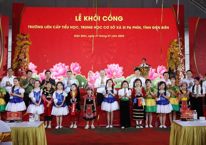 Party General Secretary To Lam and Dien Bien children (Photo: VNA) to-lam-2.jpg