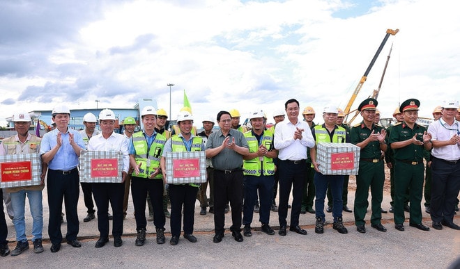 Prime Minister Pham Minh Chinh presents gifts to the units constructing Terminal 2 of Dong Hoi Airport (Photo: VNA) pham-minh-chinh-2.jpg