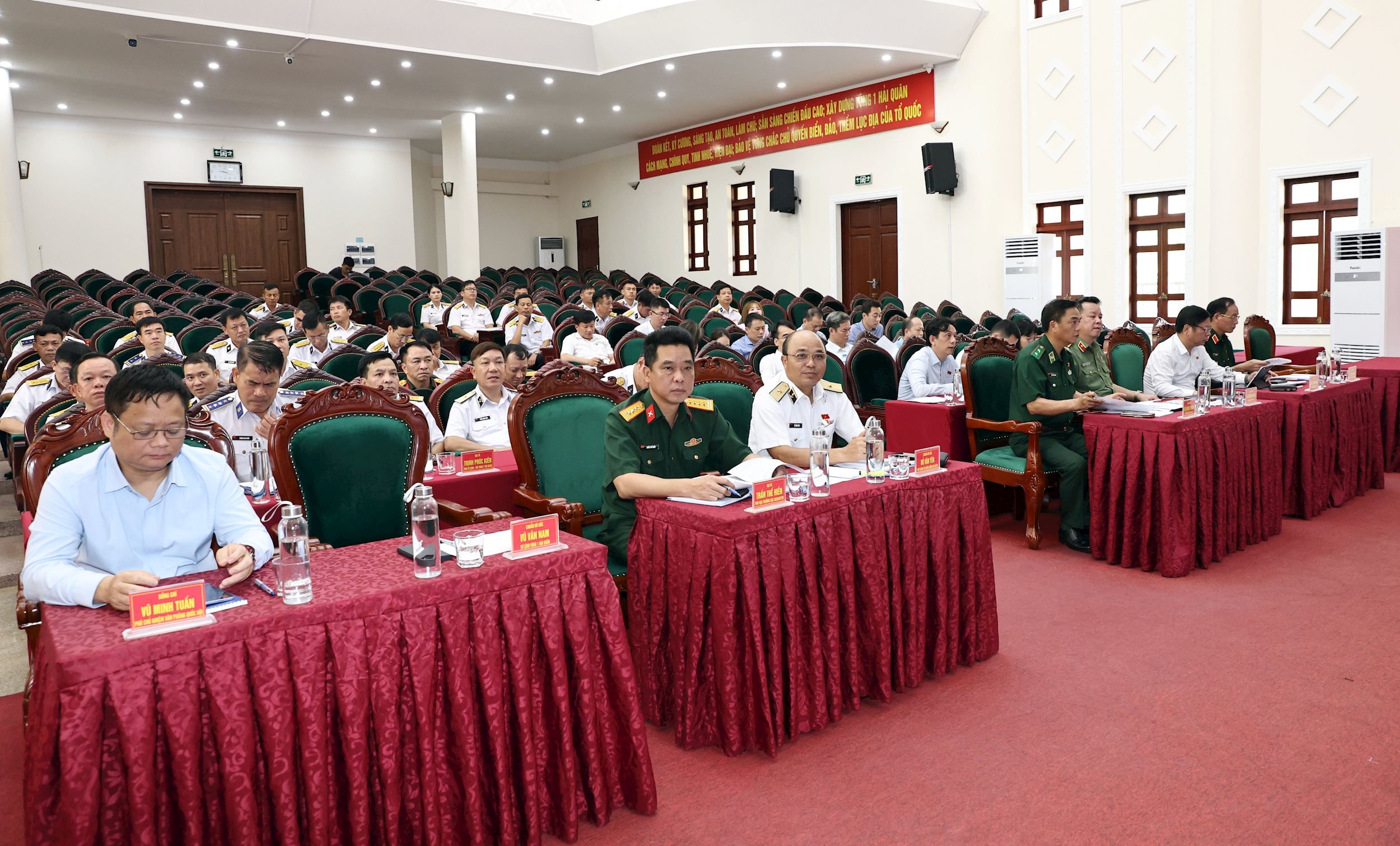 Các đại biểu tại cuộc làm việc