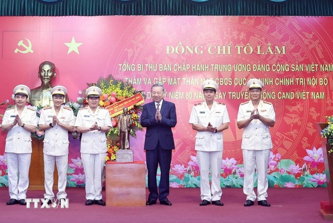 Tổng Bí thư Tô Lâm trao tặng bức tượng Chủ tịch Hồ Chí Minh cho Cục An ninh chính trị nội bộ. Ảnh: Thống Nhất/TTXVN