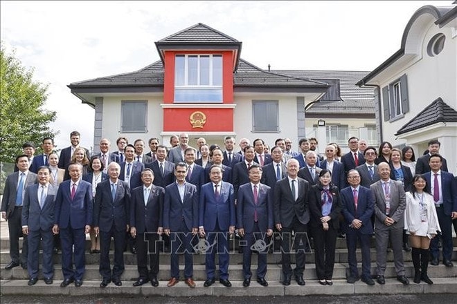 National Assembly Chairman Tran Thanh Man (front, sixth from left)poses for a group photo with fellow delegates. (Photo: VNA) che1bba7-te1bb8bch-que1bb91c-he1bb99i-tre1baa7n-thanh-me1baabn-vc3a0-cc3a1c-c491e1baa1i-bie1bb83u.jpg