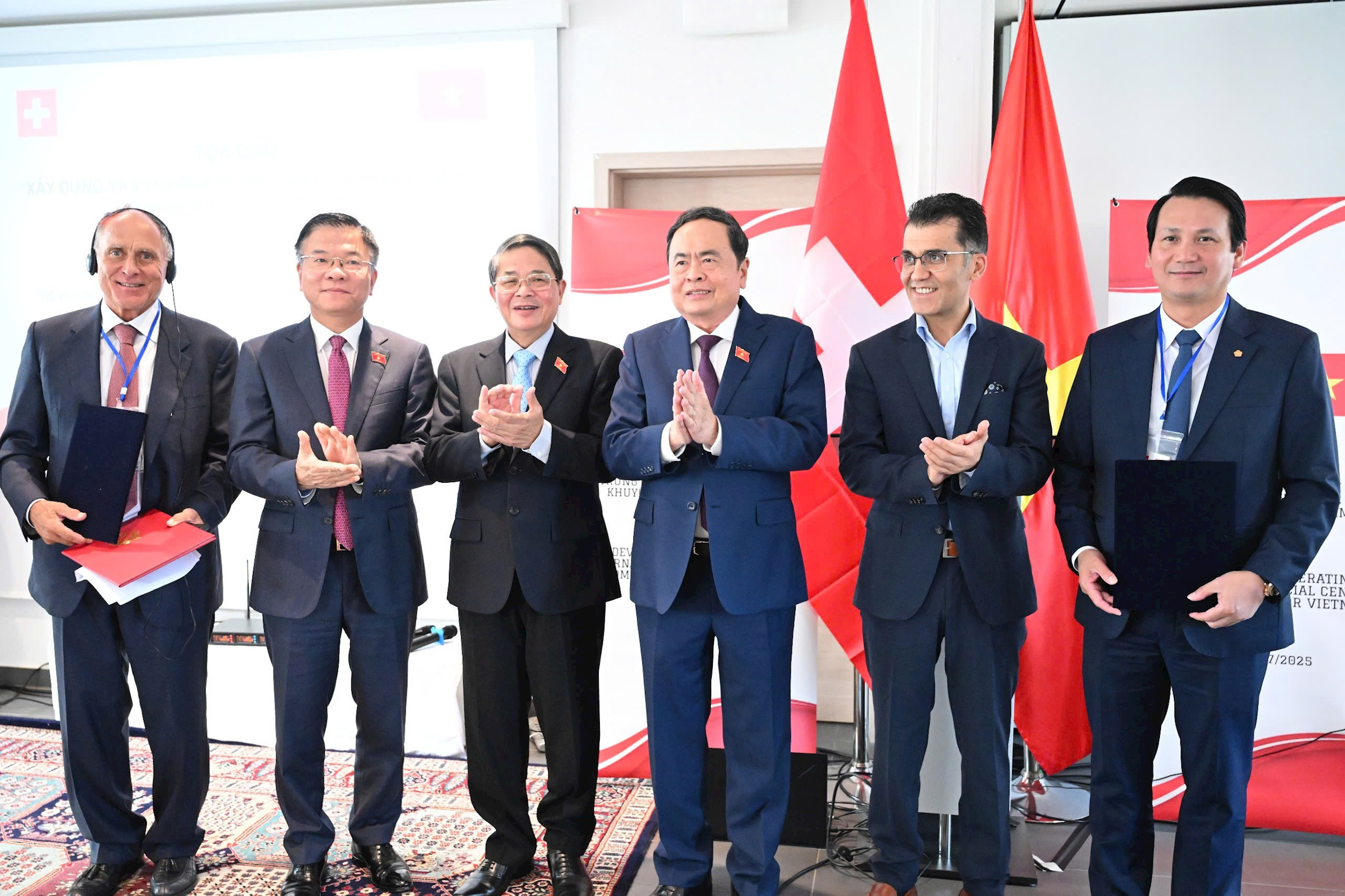 Chủ tịch Quốc hội Trần Thanh Mẫn chứng kiến Lễ trao Biên bản ghi nhớ giữa VDB và Công ty Dữ liệu Thương mại Thụy Sĩ