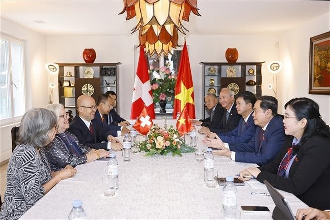 The working session between Chairman of the Vietnamese National Assembly Tran Thanh Man and President of the Switzerland–Vietnam Friendship Association Anjuska Marija Weil in Geneva on July 28 (Photo: VNA) tran-thanh-man-3.jpg