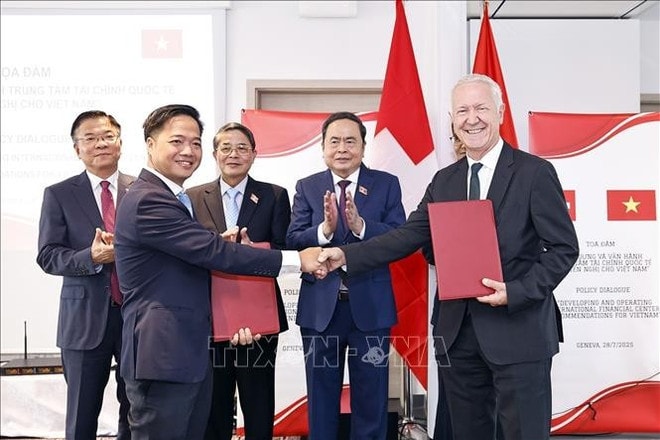National Assembly Chairman Tran Thanh Man witnesses the signing ceremony of a memorandum of understanding on cooperation in developing the international financial centre between the Foreign Investment Agency under Vietnam’s Ministry of Finance and the Swiss Fintech Association. (Photo: VNA) trao-ban-ghi-nho.jpg