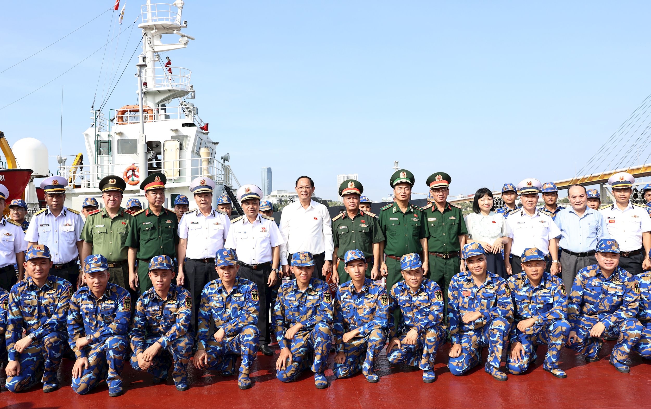 Phó Chủ tịch Quốc hội, Thượng tướng Trần Quang Phương chụp hình lưu niệm cùng cán bộ, chiến sĩ Hải đội 4, Lữ đoàn 169, Bộ Tư lệnh Vùng I Hải quân