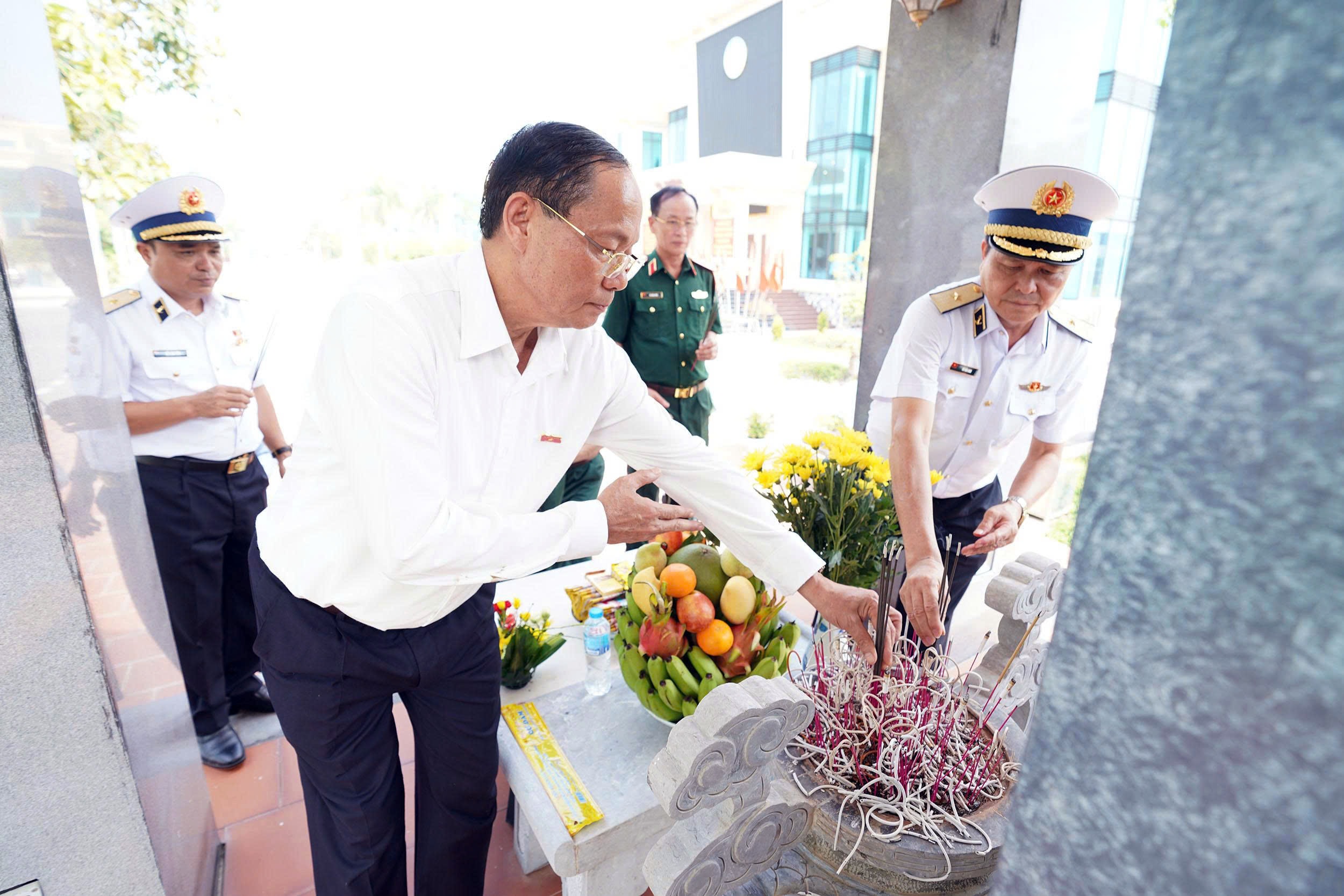 Phó Chủ tịch Quốc hội, Thượng tướng Trần Quang Phương dâng hương Đài tưởng niệm liệt sĩ tại Vùng I Hải quân