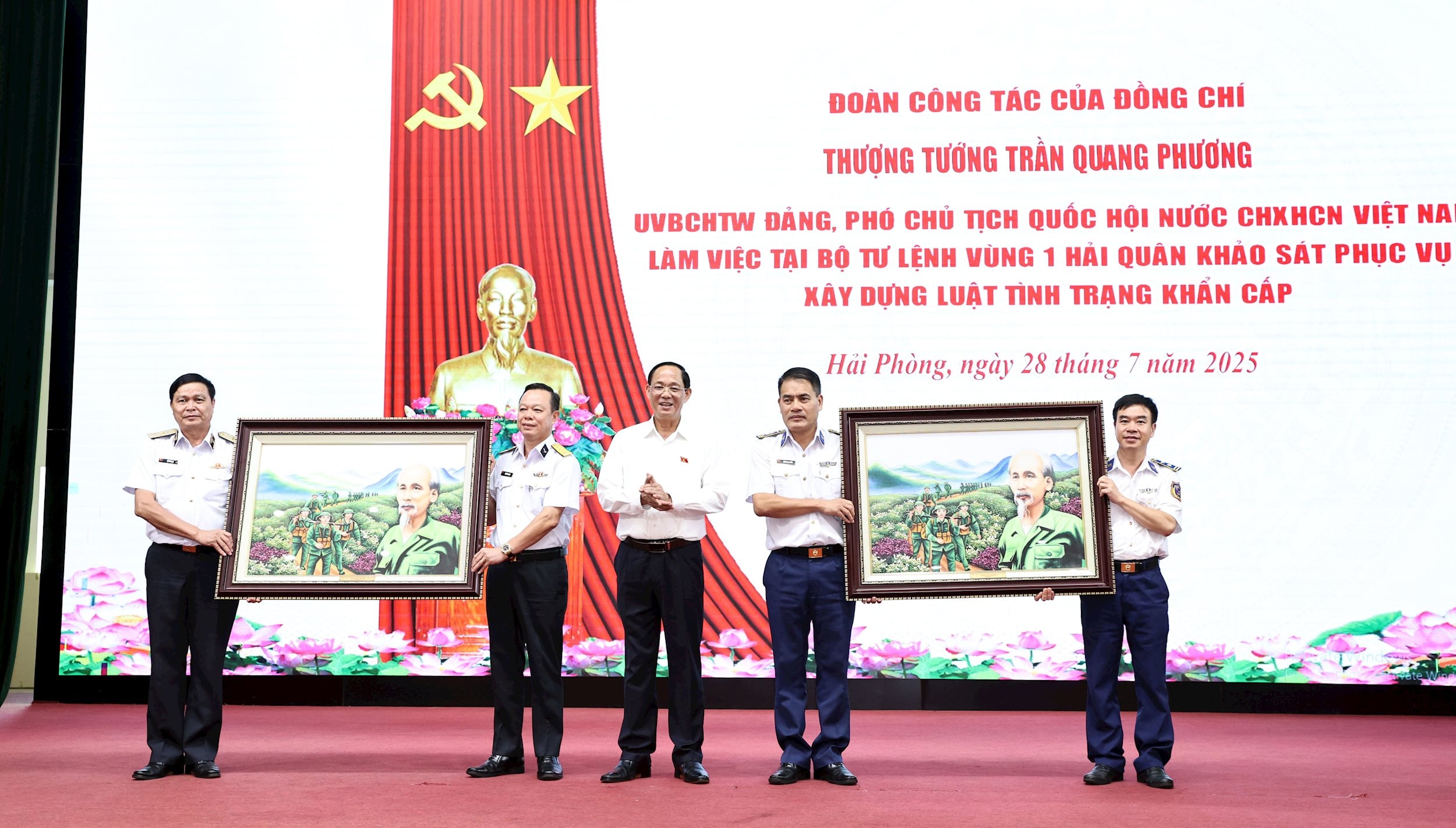 Phó Chủ tịch Quốc hội, Thượng tướng Trần Quang Phương tặng quà cho Bộ Tư lệnh Vùng I Hải quân và Vùng Cảnh sát biển I