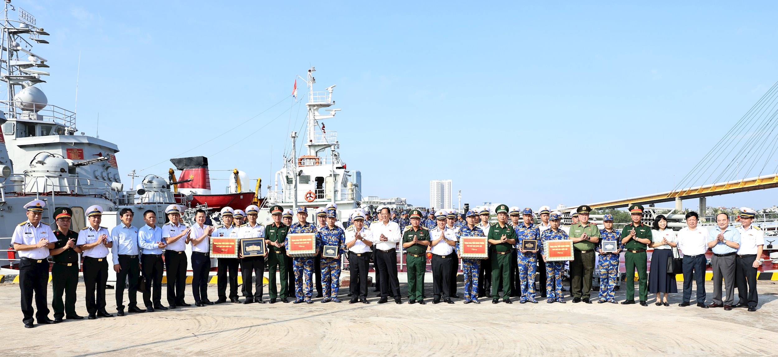 Phó Chủ tịch Quốc hội, Thượng tướng Trần Quang Phương tặng quà cho cán bộ, chiến sĩ Hải đội 4, Lữ đoàn 169, Bộ Tư lệnh Vùng I Hải quân