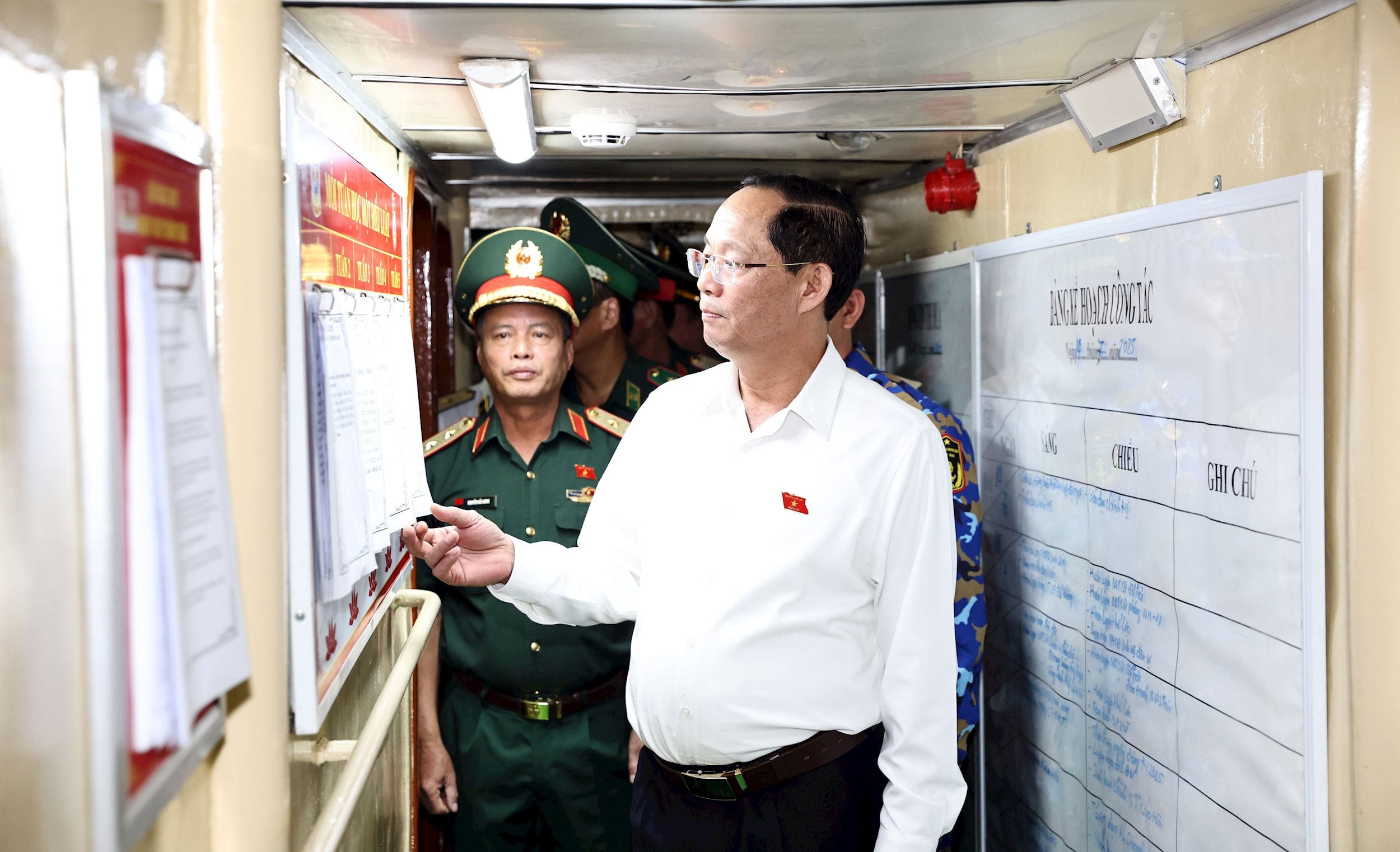 Phó Chủ tịch Quốc hội, Thượng tướng Trần Quang Phương thăm, và khảo sát tại Hải đội 4, Lữ đoàn 169, Bộ Tư lệnh Vùng I Hải quân (1)
