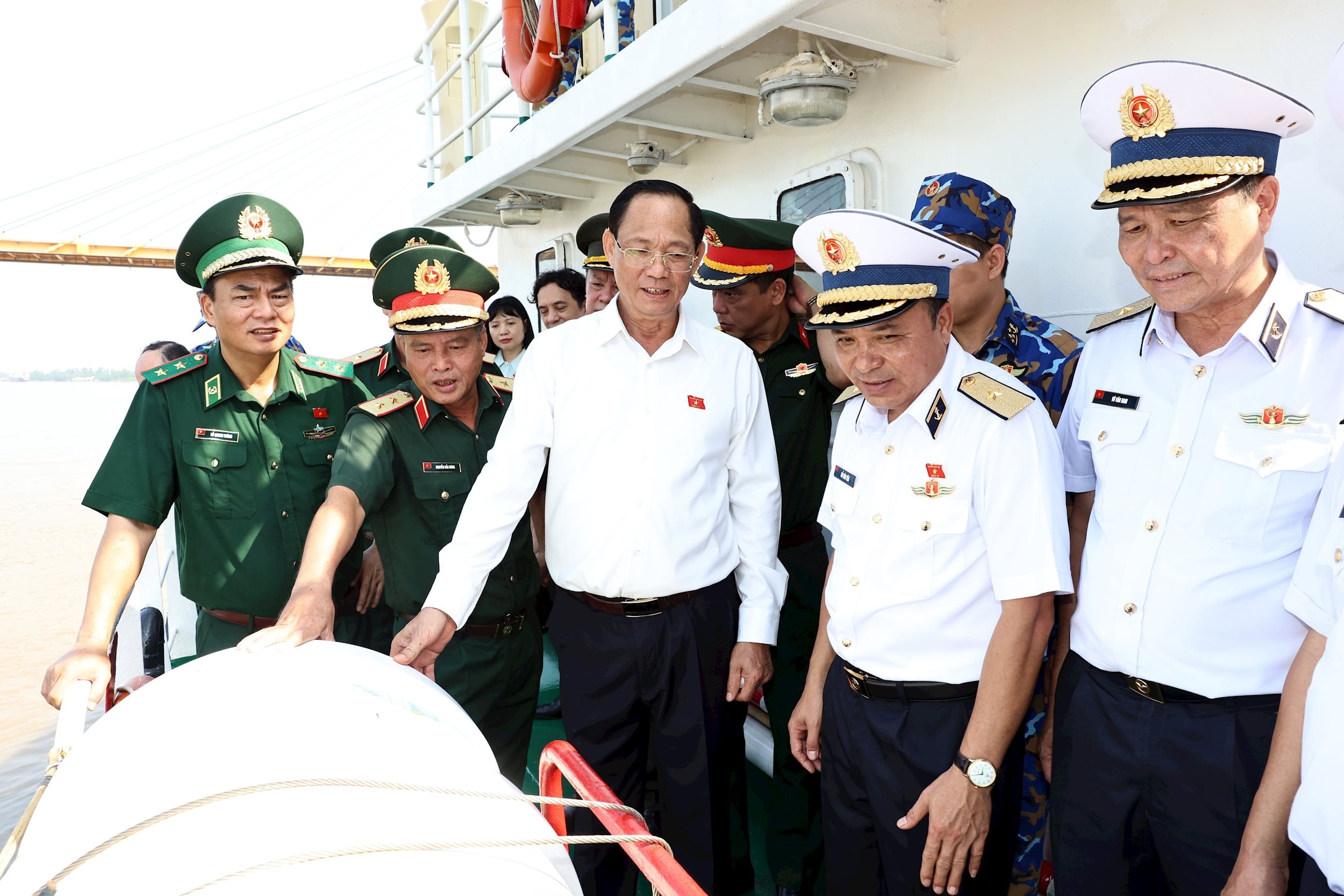 Phó Chủ tịch Quốc hội, Thượng tướng Trần Quang Phương thăm, và khảo sát tại Hải đội 4, Lữ đoàn 169, Bộ Tư lệnh Vùng I Hải quân (3)