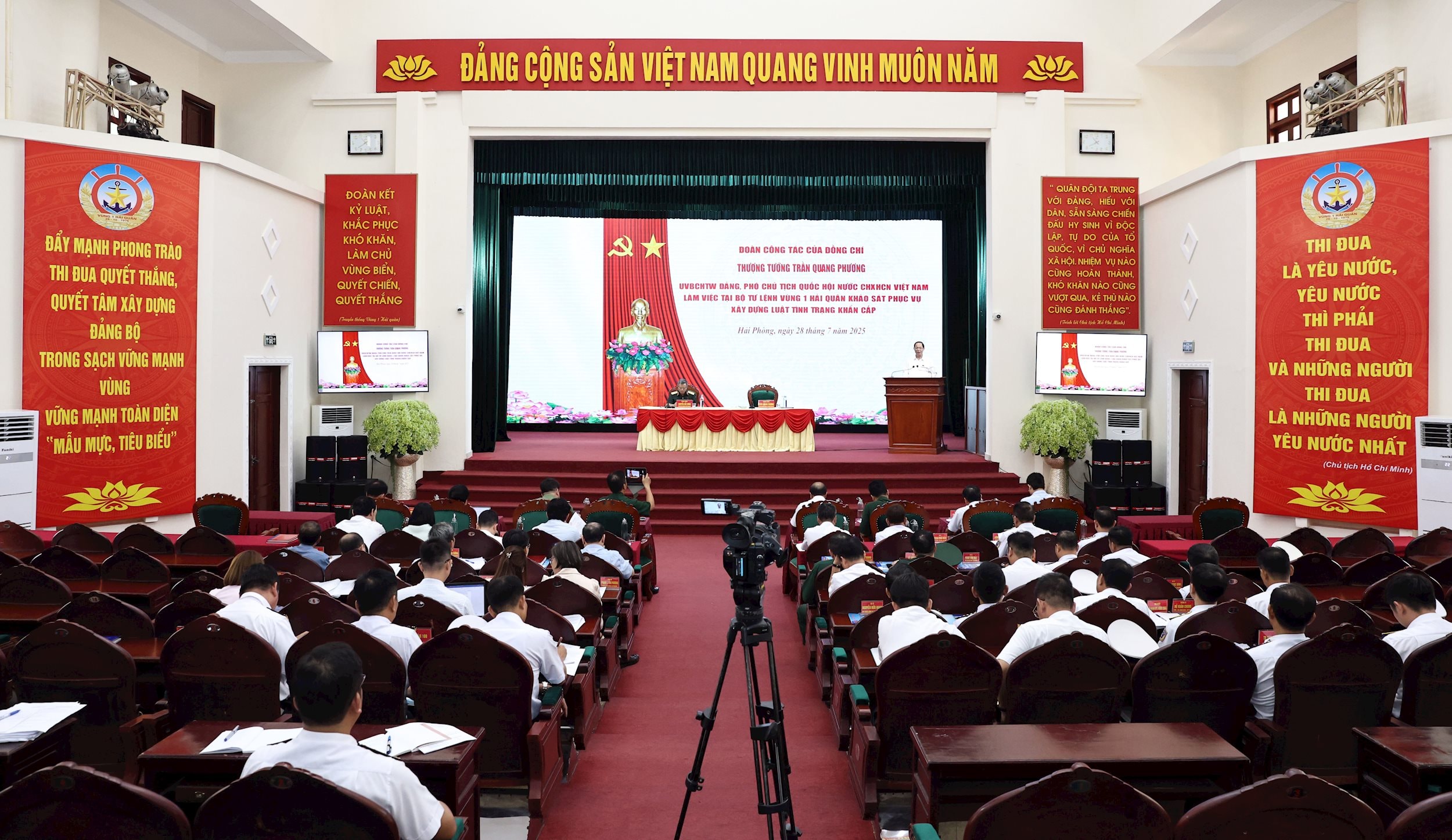 Quang cảnh cuộc làm việc