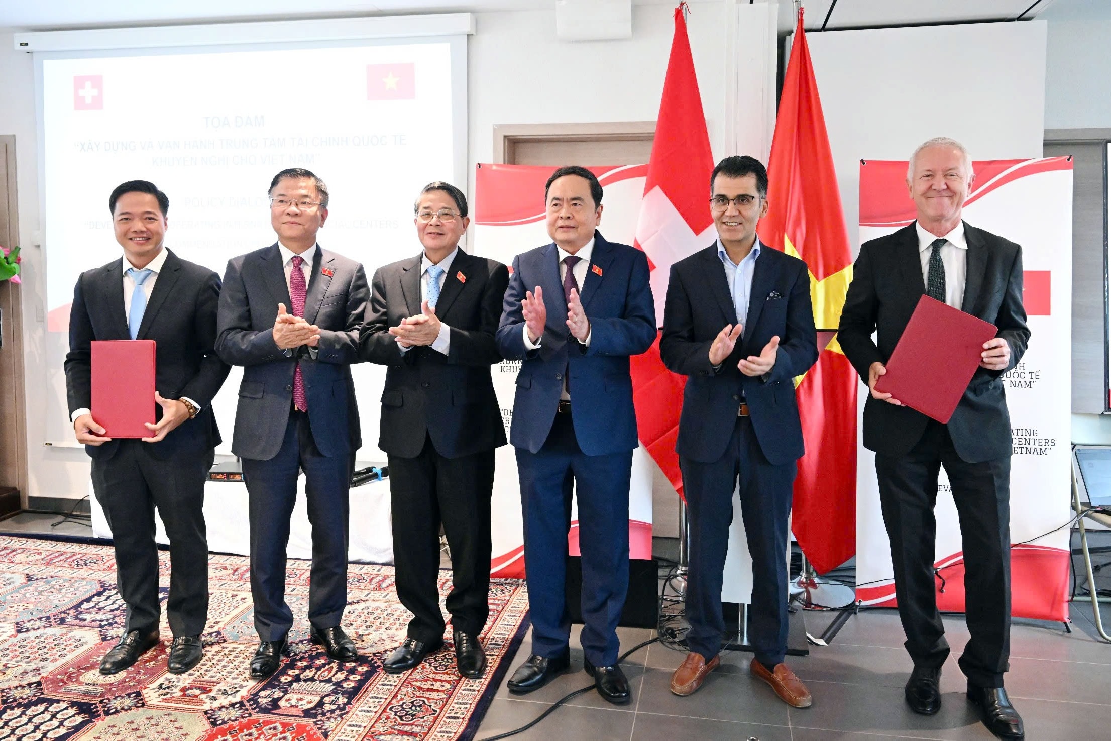 Chủ tịch Quốc hội Trần Thanh Mẫn chứng kiến Lễ trao biên bản ghi nhớ hợp tác giữa Bộ Tài chính Việt Nam và Hiệp hội Công nghệ tài chính Thụy Sĩ (Fintech Thụy Sĩ)