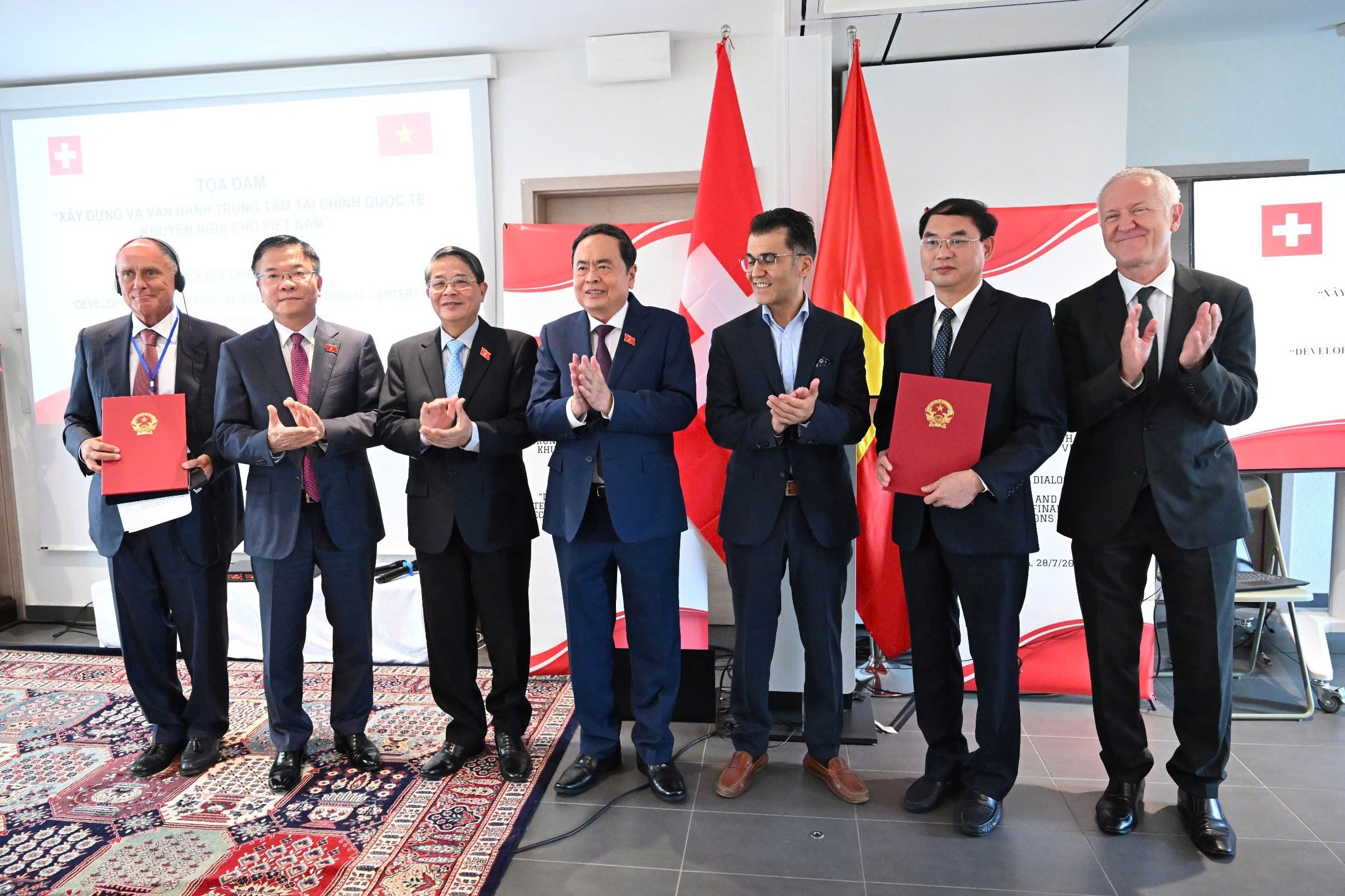 Chủ tịch Quốc hội Trần Thanh Mẫn chứng kiến Lễ trao biên bản ghi nhớ hợp tác giữa Bộ Tài chính Việt Nam (MOF) và Diễn đàn Kinh tế Thụy Sĩ - Việt Nam (SVEF)
