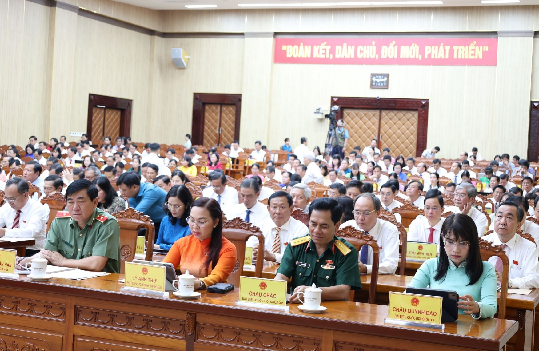 Các đại biểu tham dự Kỳ họp