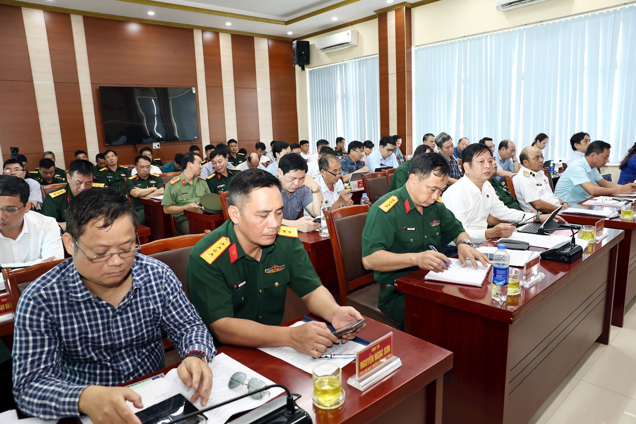 Các đại biểu tham dự cuộc làm việc