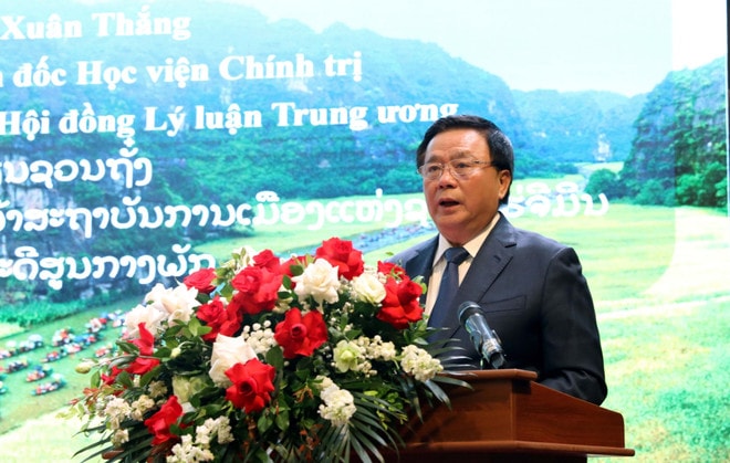 Prof. Dr. Nguyen Xuan Thang, President of the Ho Chi Minh National Academy of Politics and Chairman of the Central Theory Council, addresses the seminar. (Photo: VNA) vna-potal-hoi-thao-quoc-te-phat-trien-kinh-te-di-san-kinh-nghiem-cua-viet-nam-va-lao-8177909.jpg