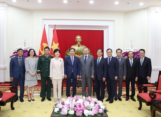 Participants in the meeting pose for a group photo. (Photo: VNA) 2-party-general-secretary-to-lam-special-envoy-park-chang-dal-rok-president-lee-jae-myung-vietnam-rok-relations-vna.jpg