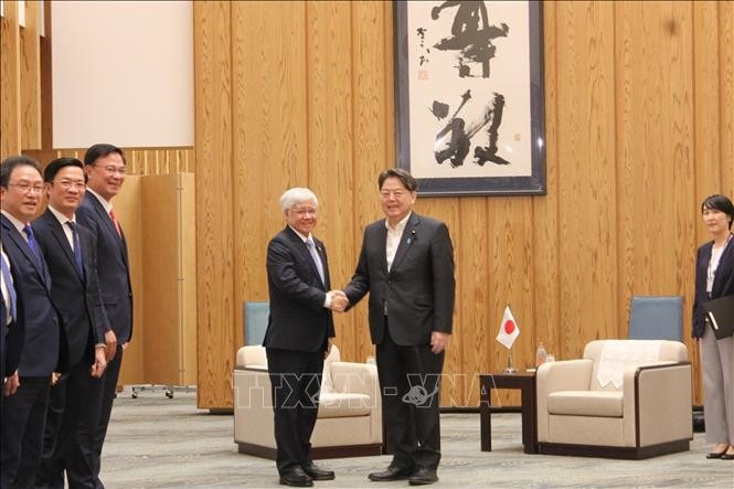 President of VFF Central Committee Do Van Chien (L) and Chief Cabinet Secretary Hayashi Yoshimasa (Photo: VNA)
