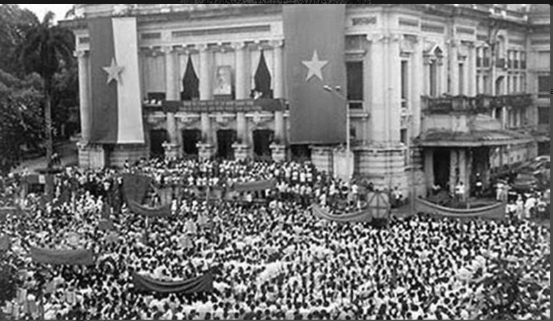 People gather in front of the Hanoi Opera House to support the August Revolution in 1954. (Photo: VNA)