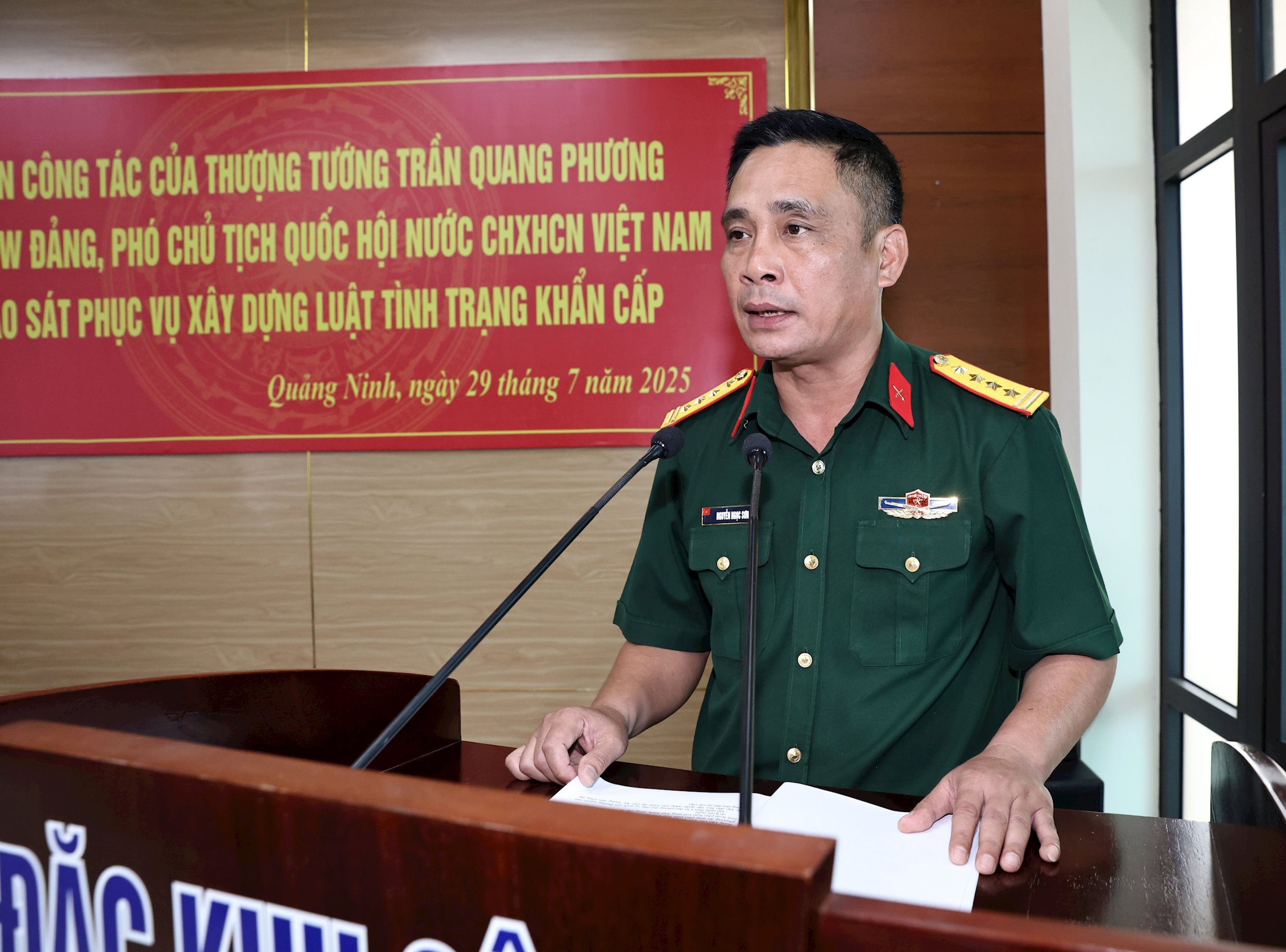 Phó Chỉ huy trưởng Bộ Chỉ huy quân sự tỉnh Quảng Ninh Nguyễn Ngọc Sơn báo cáo tại cuộc làm việc
