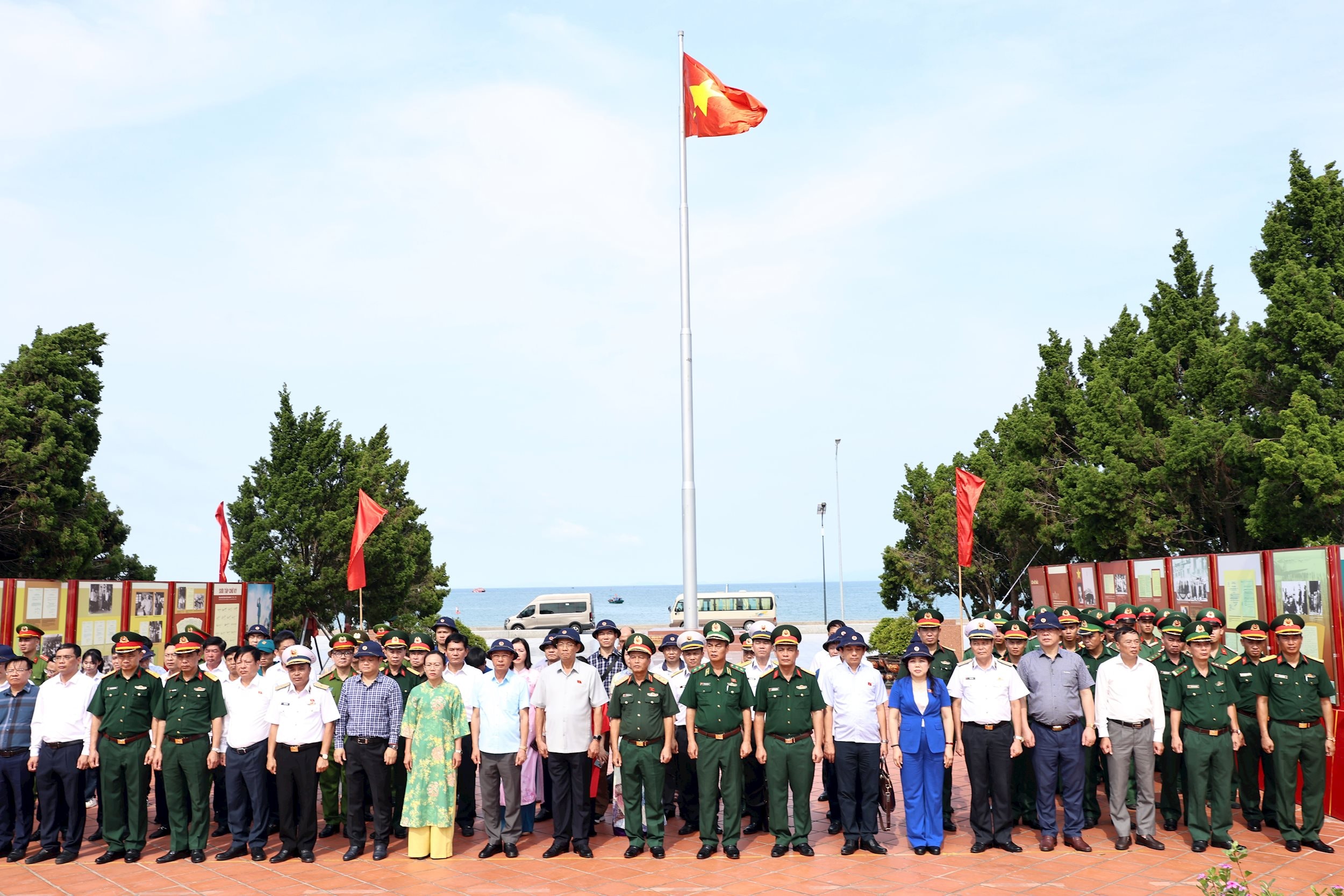Phó Chủ tịch Quốc hội, Thượng tướng Trần Quang Phương và Đoàn công tác dâng hương, dâng hoa tại Khu lưu niệm Chủ tịch Hồ Chí Minh tại Đặc khu Cô Tô, tỉnh Quảng Ninh