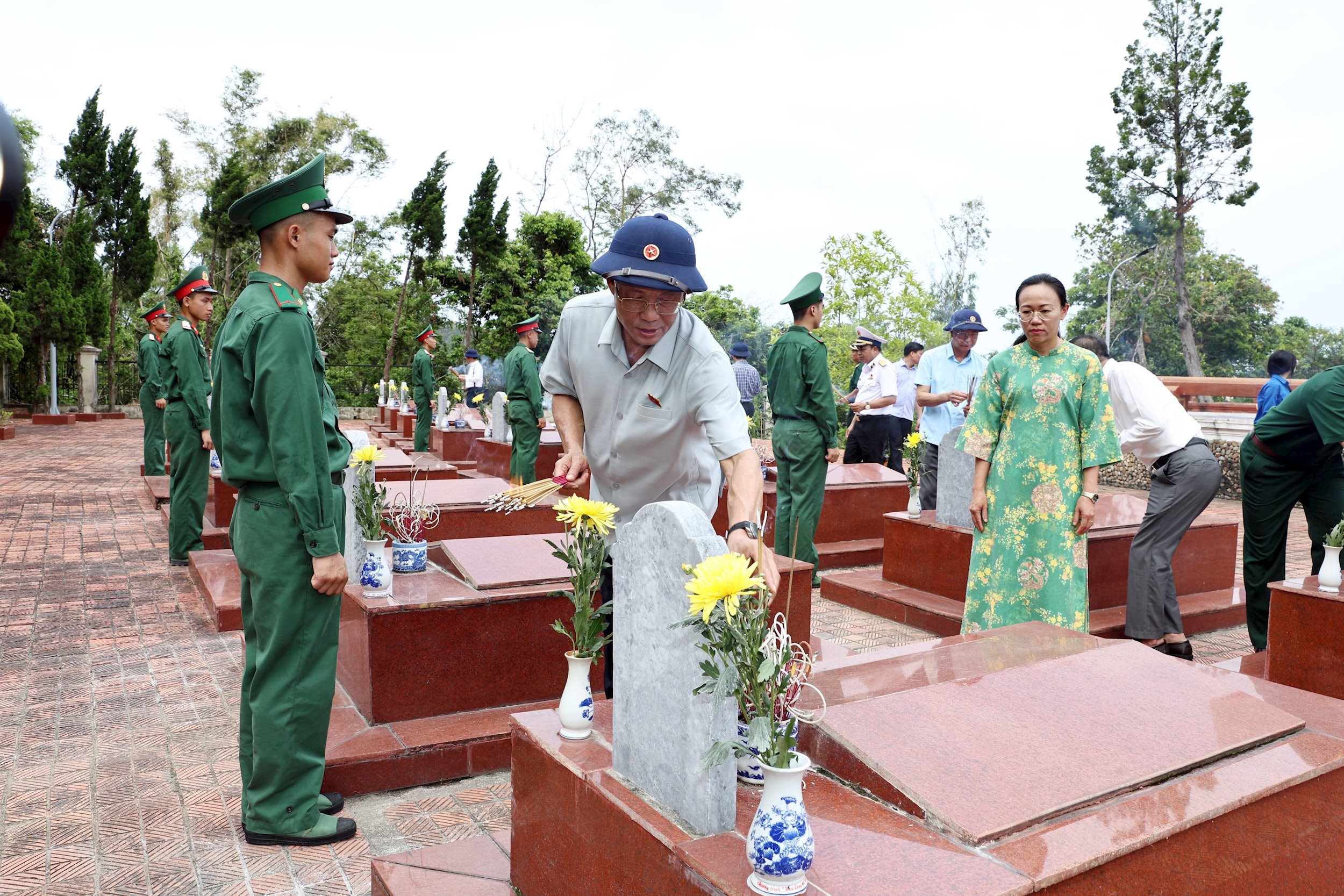 Phó Chủ tịch Quốc hội, Thượng tướng Trần Quang Phương và Đoàn công tác dâng hương tưởng niệm các anh hùng, liệt sĩ tại nghĩa trang liệt sĩ Đặc khu Cô Tô, tỉnh Quảng Ninh (2)
