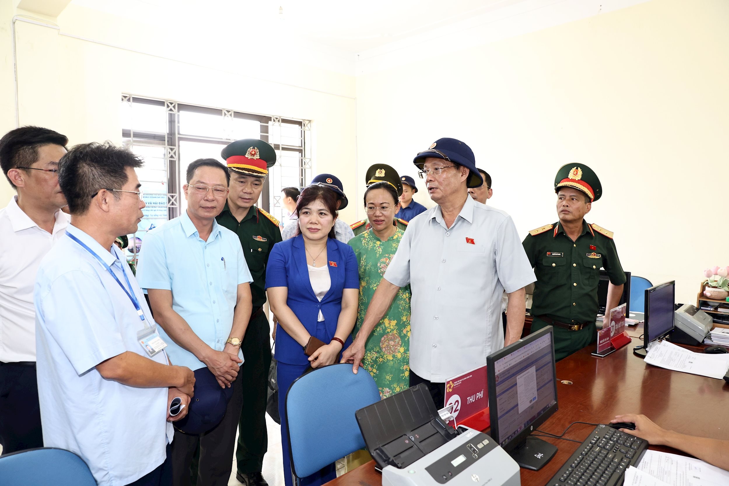 Phó Chủ tịch Quốc hội, Thượng tướng Trần Quang Phương và Đoàn công tác kiểm tra, khảo sát hoạt động tại Trung tâm phục vụ hành chính Đặc khu Cô Tô, tỉnh Quảng Ninh