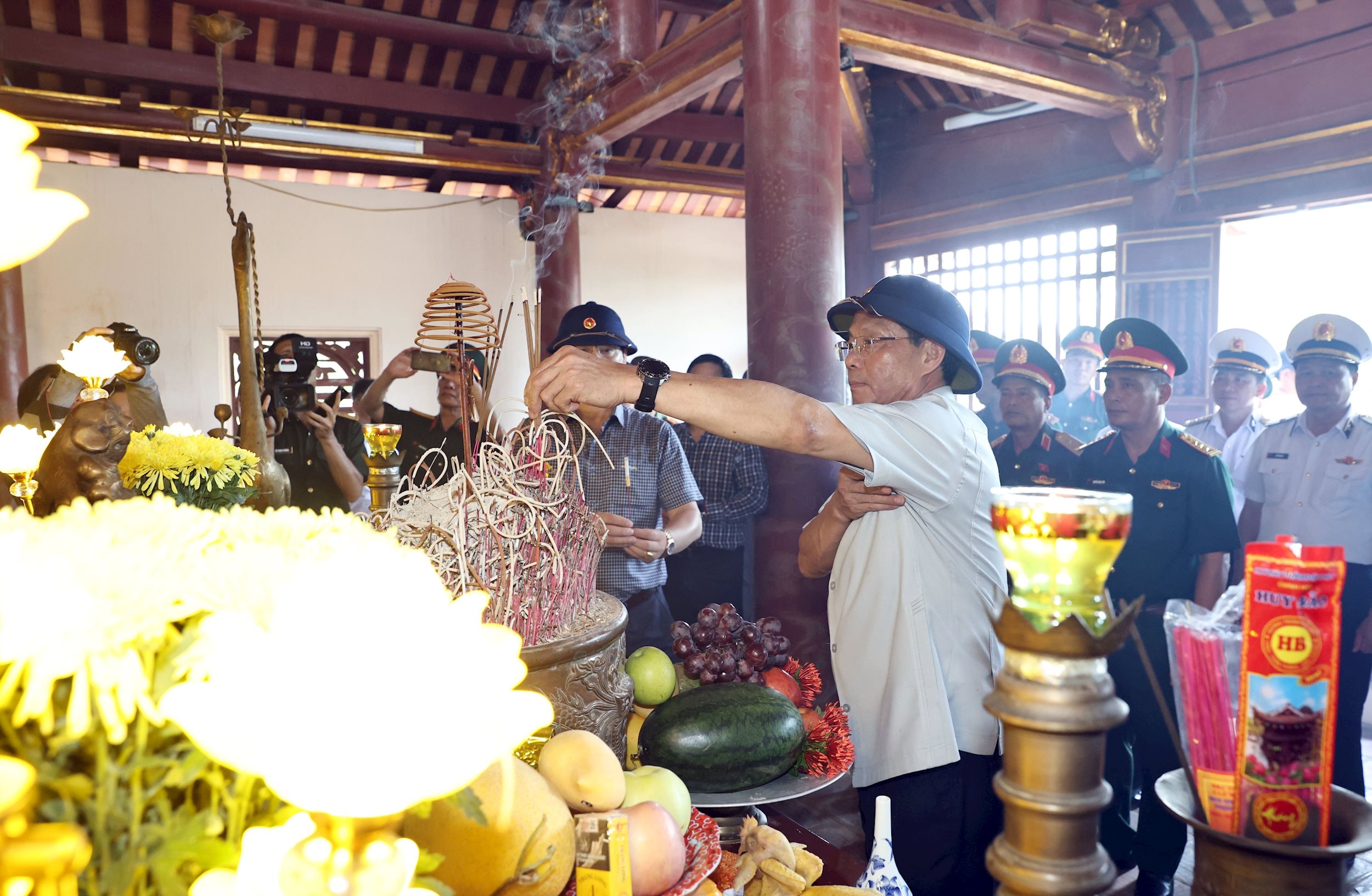 Phó Chủ tịch Quốc hội, Thượng tướng Trần Quang Phươngdâng hương tại Đền thờ Chủ tịch Hồ Chí Minh tại Khu lưu niệm Chủ tịch Hồ Chí Minh tại Đặc khu Cô Tô, tỉnh Quảng Ninh
