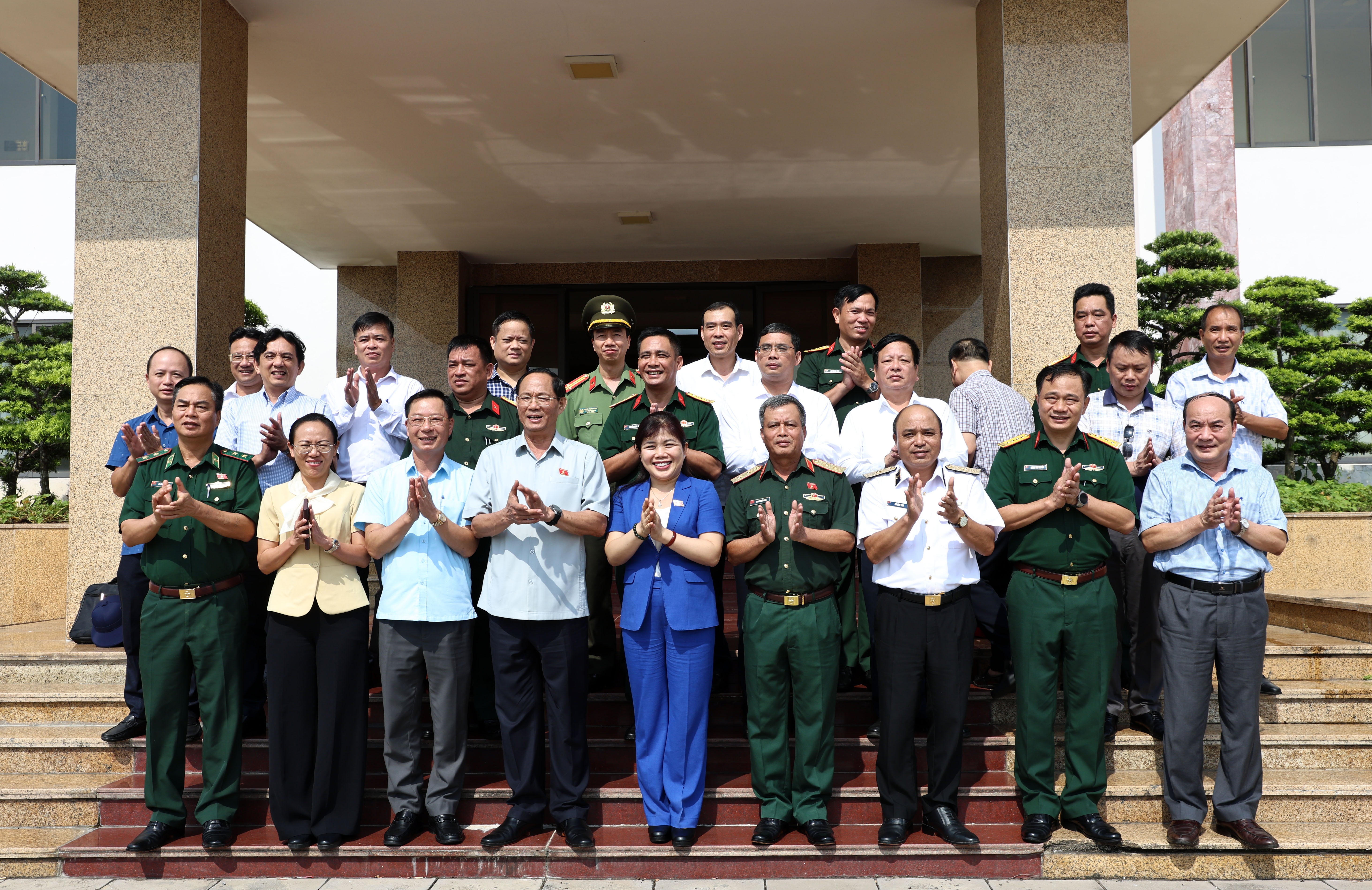 Phó Chủ tịch Quốc hội Trần Quang Phương chụp hình lưu niệm cùng Đảng bộ và các lực lượng, đơn vị vũ trang đứng chân trên địa bàn Đặc khu Cô Tô, tỉnh Quảng Ninh.