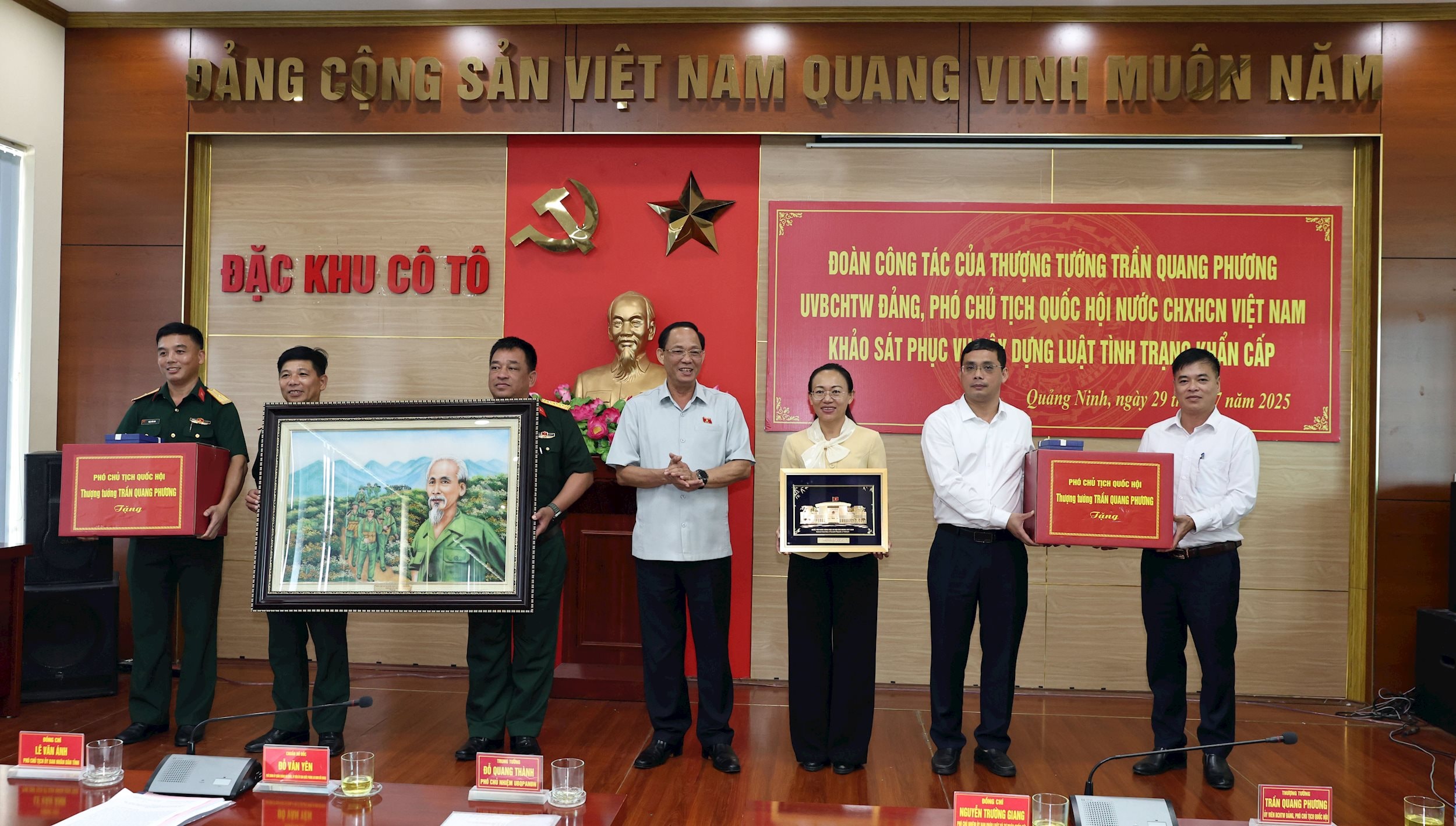 Phó Chủ tịch Quốc hội Trần Quang Phương tặng quà cho Đảng bộ và các lực lượng, đơn vị vũ trang đứng chân trên địa bàn Đặc khu Cô Tô, tỉnh Quảng Ninh