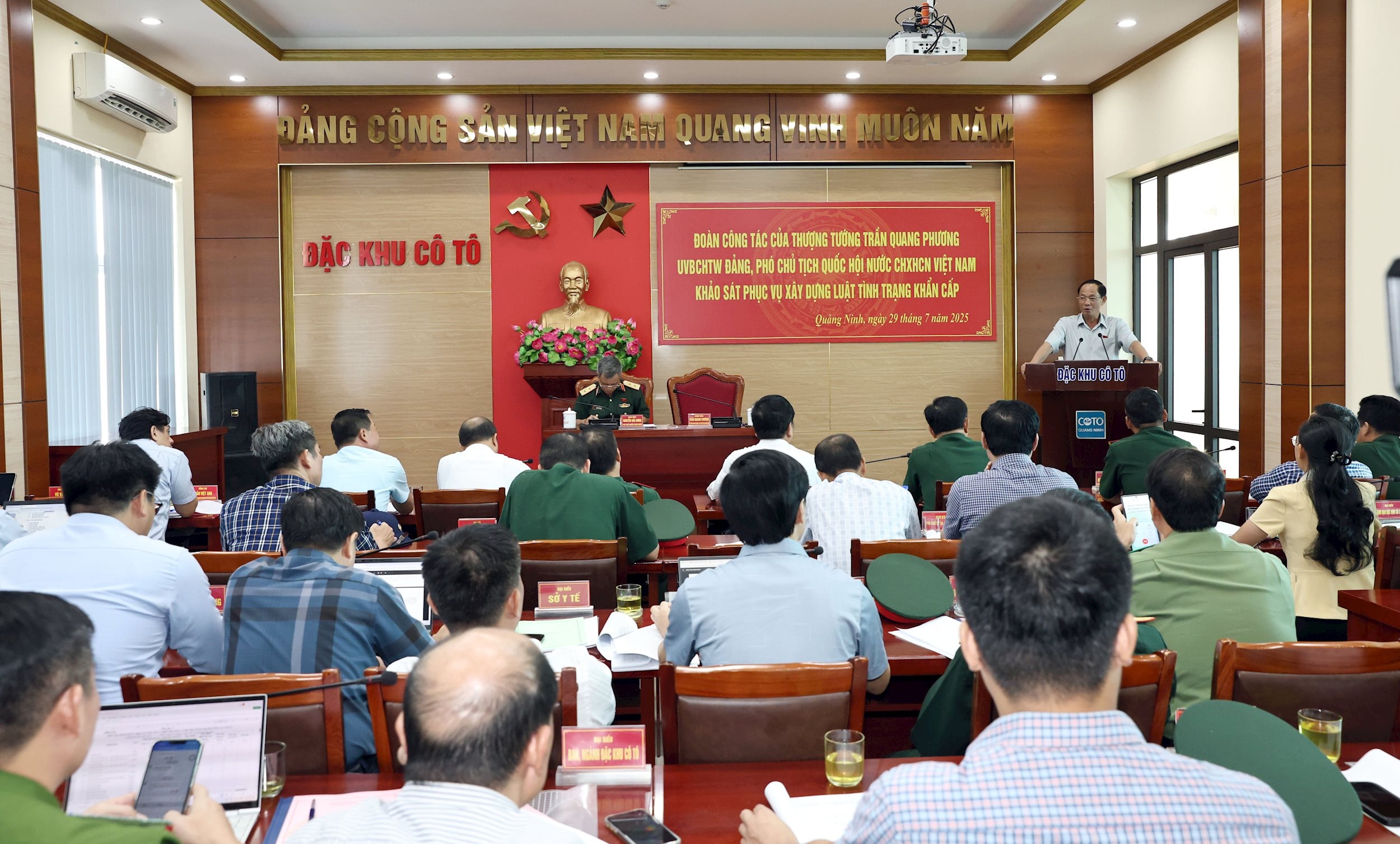 Quang cảnh cuộc làm việc